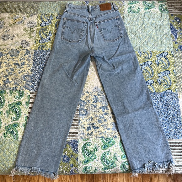 Levi’s Ribcage Light Wash Straight Leg Jeans - Picture 4 of 4